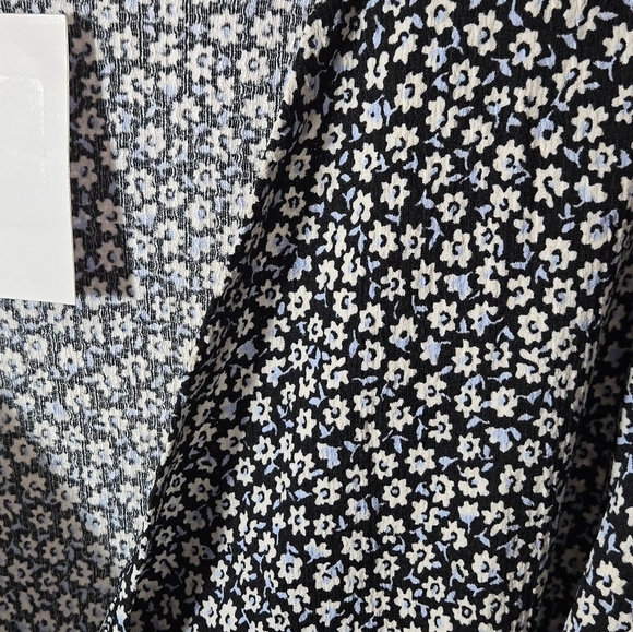 H&M -Classic wrap, V-neckline, long sleeved flowy flower-patterned dress (NWT) - Picture 4 of 4